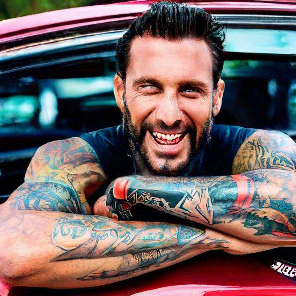 «Мужик с татуировками со звериным …» — создано в Шедевруме