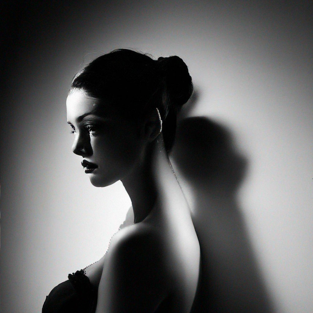 Черно белое фото красивая девушка …» — создано в Шедевруме