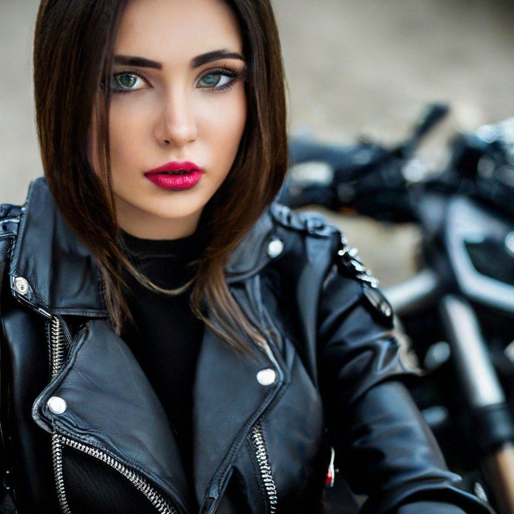 Купить фотообои Мода модель девушка байкер на мотоцикле в интернет-магазине биржевые-записки.рф