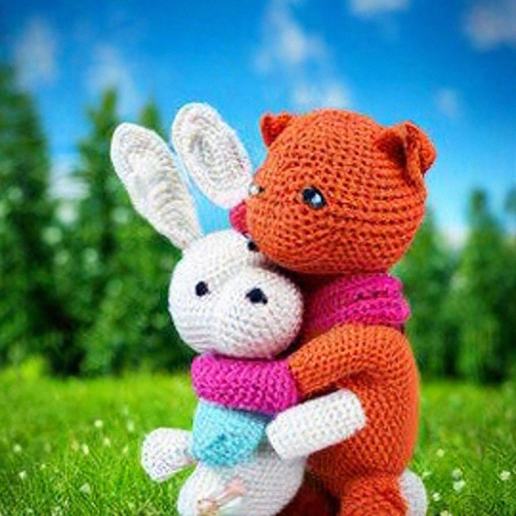 Мишка обнимает зайку