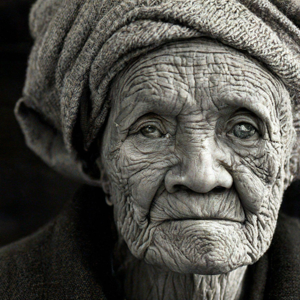 Бесплатно фото старых женщин "A huge old woman" - image created in Shedevrum