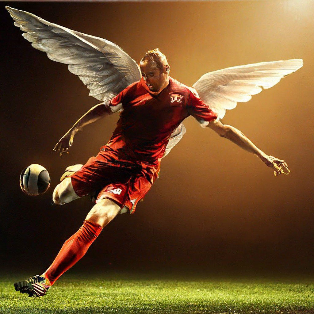 Футболист с крыльями забивает гол» — создано в Шедевруме
