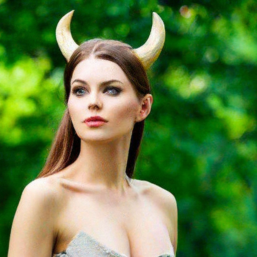 Женщина с рогами