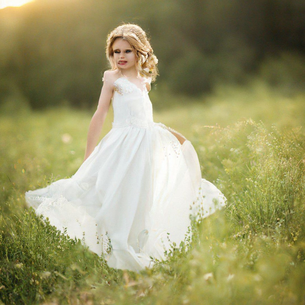 Красивая девушка в белом платье» — создано в Шедевруме