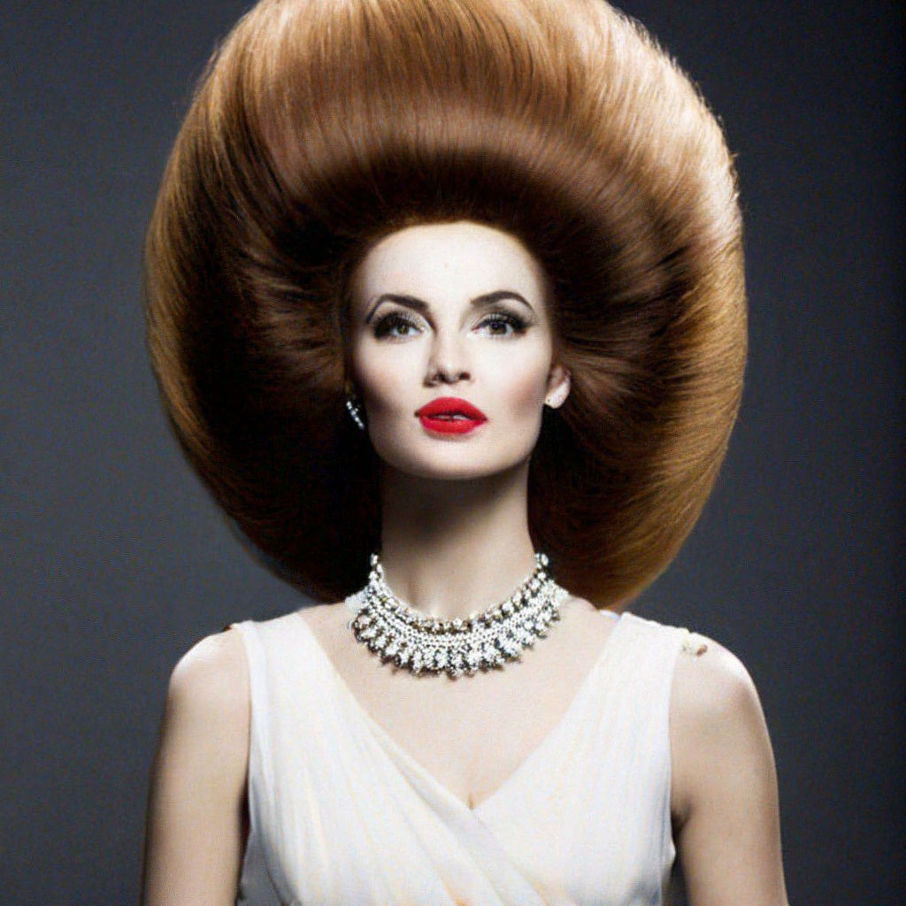 Прическа более красива "A woman with a big hairstyle" - image created in Shedevrum